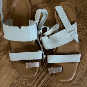 Stylish White Leather Sandals TOMS